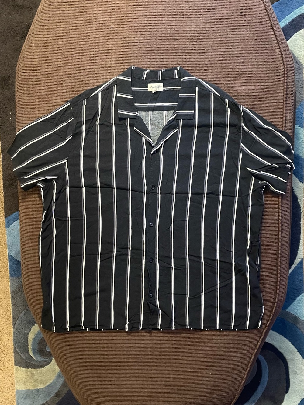 Men's Black Vertical Stripe Short-Sleeve Button-Down Shirt
